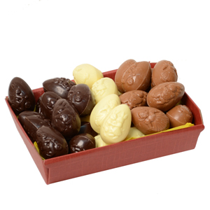 Mandje voor Pasen met chocolade eitjes chocolade eieren