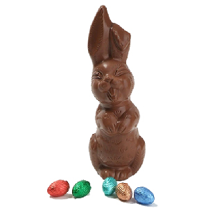 Paashaas met verpakte gevulde Callebaut paaseitjes